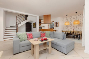 Spacious Two-Story 4-Bedroom House with Parking and Garden in Warsaw by Noclegi Renters